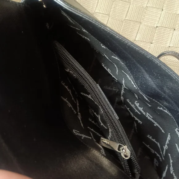 Salvatore Ferragamo Black Shoulder Bag with Sleek Design and Metal Clasp - Picture 5 of 6